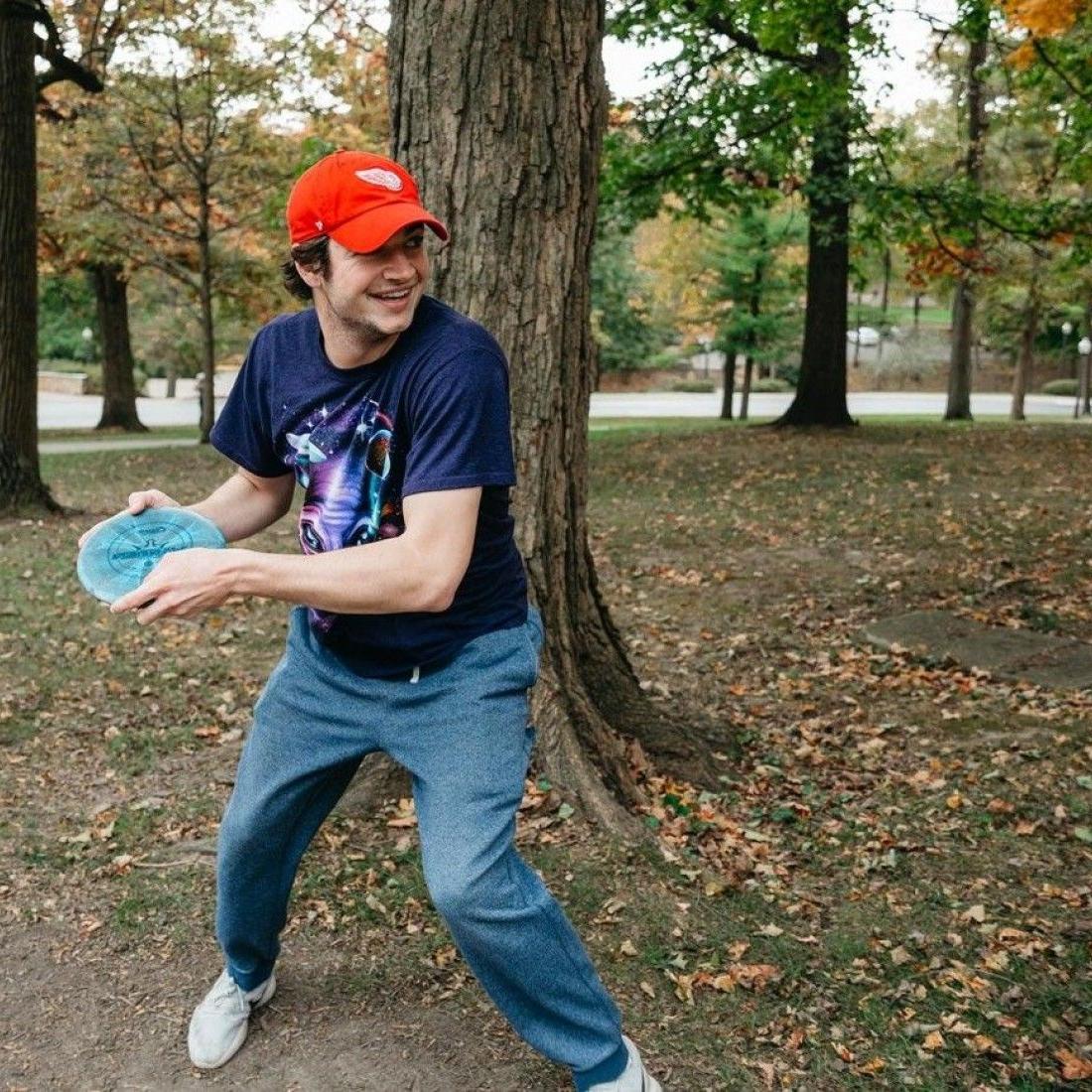 Student playing disc golf on Wittenberg's campus